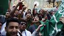Suporter Arab Saudi bernyanyi dan menari menyambut gelaran Piala Dunia di Jalan Nikolskava, Moskow, Rabu (13/6/2018). Piala Dunia 2018 akan berlangsung pada 14 Juni hingga 15 Juli mendatang. (AP/Rebecca Blackwell)