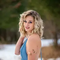 Baju biru membuat wanita makin anggun/copyright: unsplash/jacob postuma