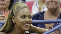 Beyonce menonton aksi petenis Serena Williams melawan Vania King di Amerika Terbuka. (AP Photo/Darron Cummings)