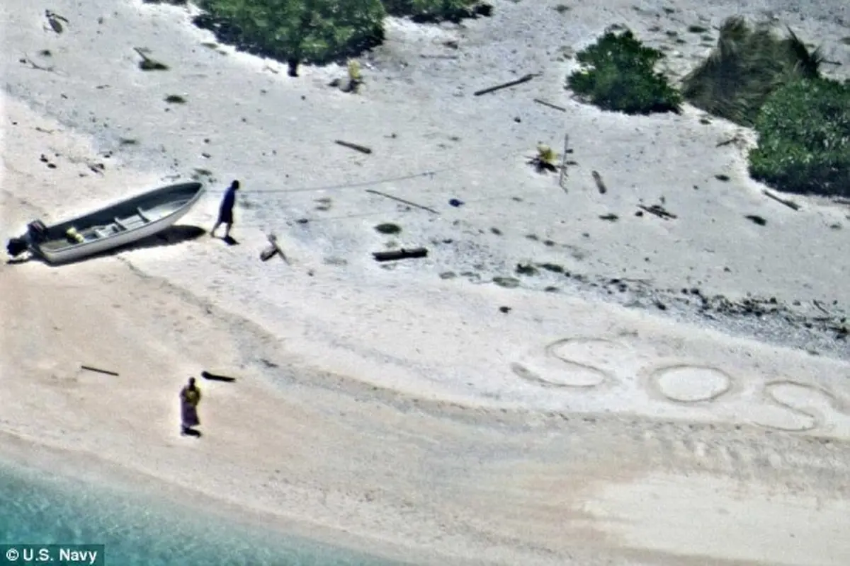Pasangan yang terdampar di sebuah pulau di Pasifik. (US Navy/Daily Mail)