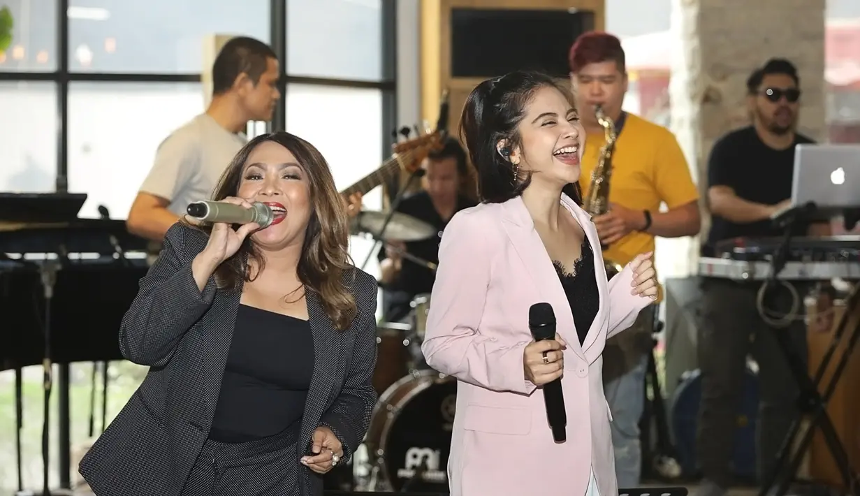 Tiwi eks T2 dan Rieka Roeslan (Bambang E Ros/Fimela.com)