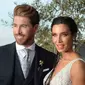 Bek Real Madrid, Sergio Ramos dan istrinya, Pilar Rubio berpose saat tiba untuk resepsi pernikahan mereka di Bollullos de la Mitacion, Sevilla, Spanyol (15/6/2019). (AFP Photo/Cristina Quicler)