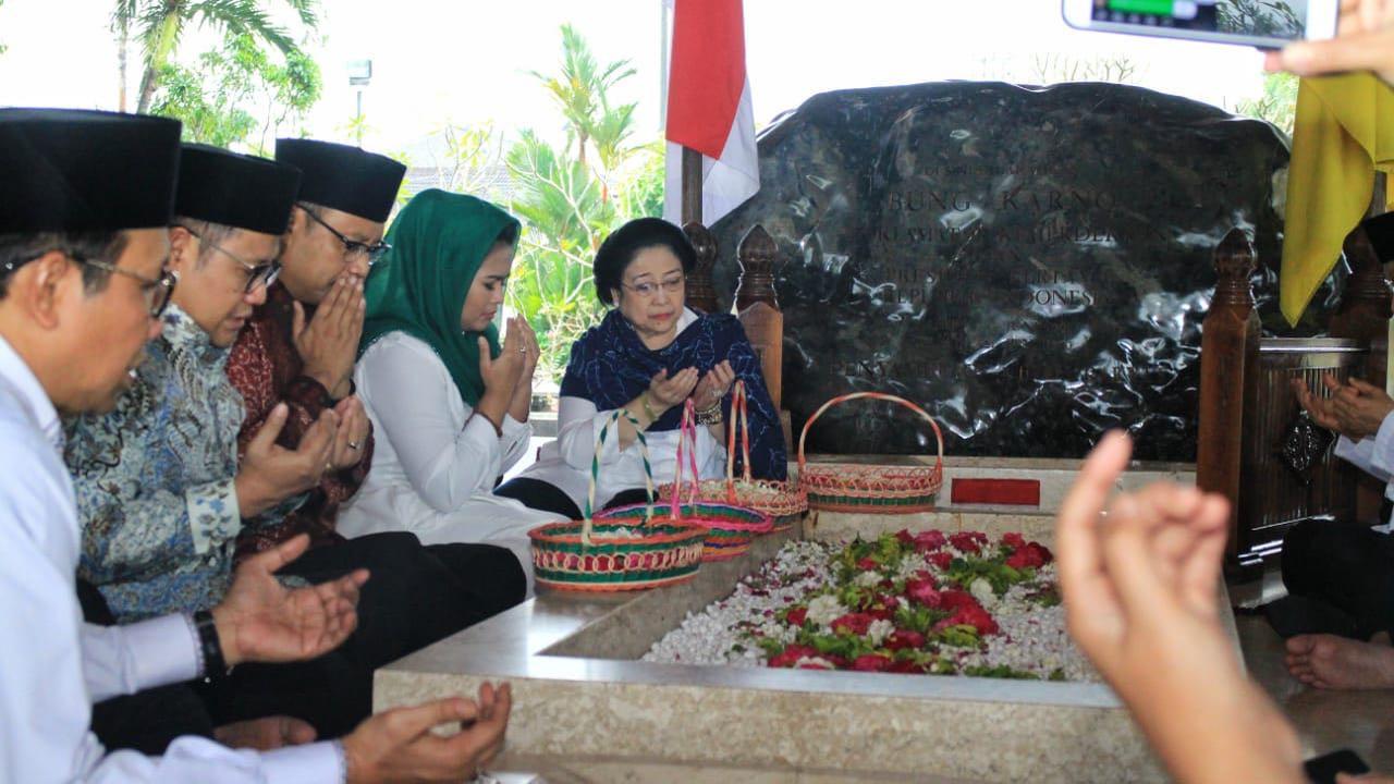 Presiden ke-5 RI Megawati berdoa di makam Bung Karno