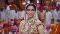 Setelah membuat banyak orang penasaran, akhirnya Sonam Kapoor mengumumkan pernikahan yang akan digelarnya (DNA India)