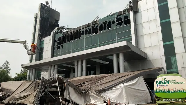 Petugas Badan Penanggulangan Bencana Daerah (BPBD) memastikan tidak ada korban jiwa dalam kebakaran yang melanda gereja Christ Cathedral di kawasan Paramount Serpong, Kabupaten Tangerang.