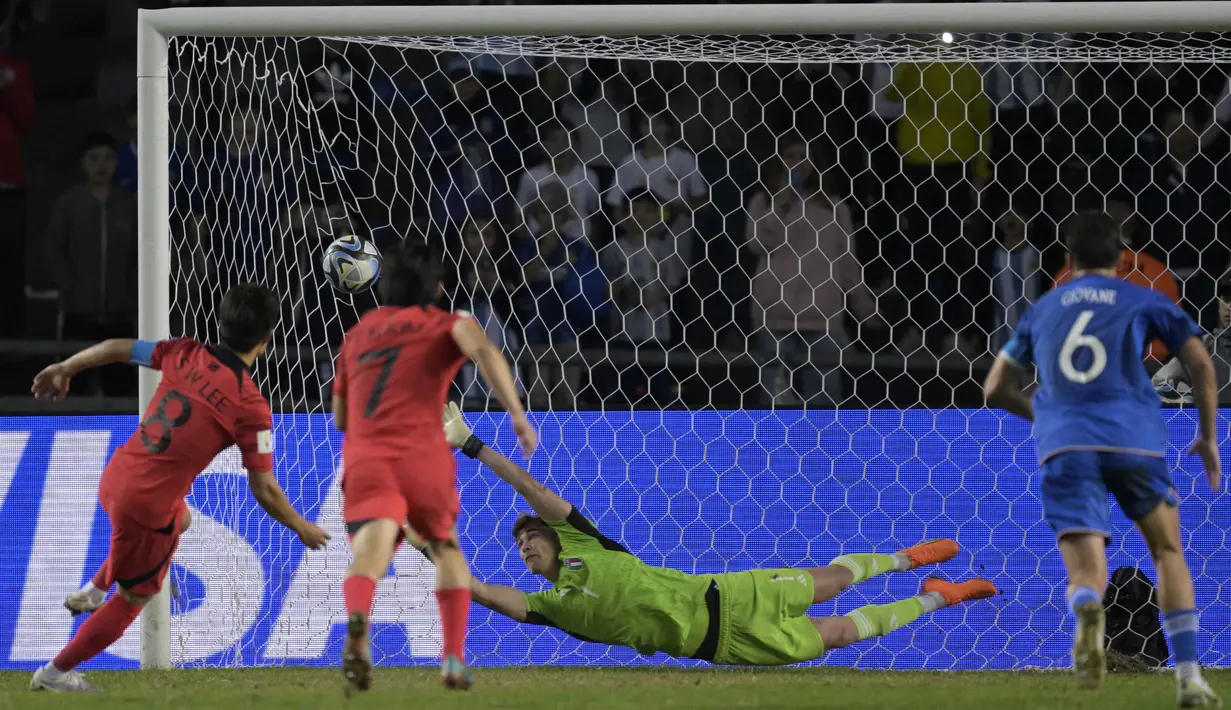 Pemain Timnas Korea Selatan U-20, Lee Seung-won (kiri) berhasil menjebol gawang Italia U-20 lewat titik penalti dalam pertandingan semifinal Piala Dunia U-20 2023 yang digelar di Estadio Unico Diego Maradona, La Plata, Jumat (9/6/2023) pagi WIB. (AFP/Juan Mabromata)