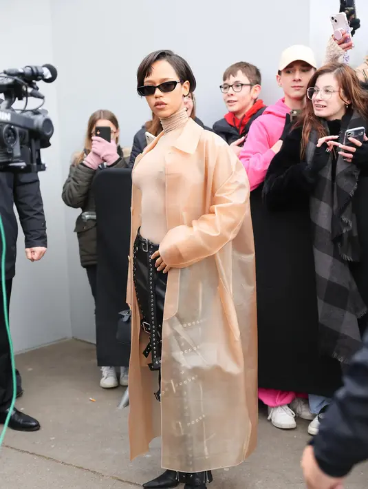 <p>Taylor Russell terlihat mengenakan busana dari Loewe. Ini adalah momen saat ia menghadiri show Loewe menswear fall 2023 di Paris. Foto: Vogue.</p>