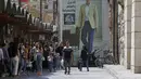 Warga berjalan di depan poster Presiden Bashar al-Assad dekat Masjid Agung Umayyah di Damaskus, Suriah, 23 September 2021. Berbeda dengan kondisi sebagian besar negeri, Ibu Kota Damaskus tidak terlalu menderita akibat perang Suriah yang sudah memasuki tahun ke-10. (LOUAI BESHARA/AFP)