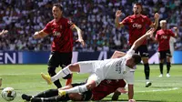 Pemain Real Madrid, Eden Hazard berduel dengan pemain Real Mallorca. (THOMAS COEX / AFP)