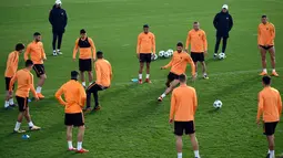 Para pemain AS Roma saat mengikuti sesi latihan di tempat latihan Trigoria di kota Roma (12/3). Pada Leg pertama 16 besar Liga Champions, Roma kalah 2-1 di kandang Shakhtar Donetsk. (AFP Photo/Filippo Monteforte)