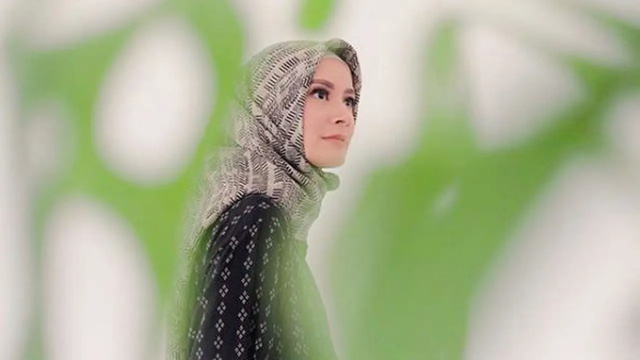Hijab segi empat ala Dharu Rembulan