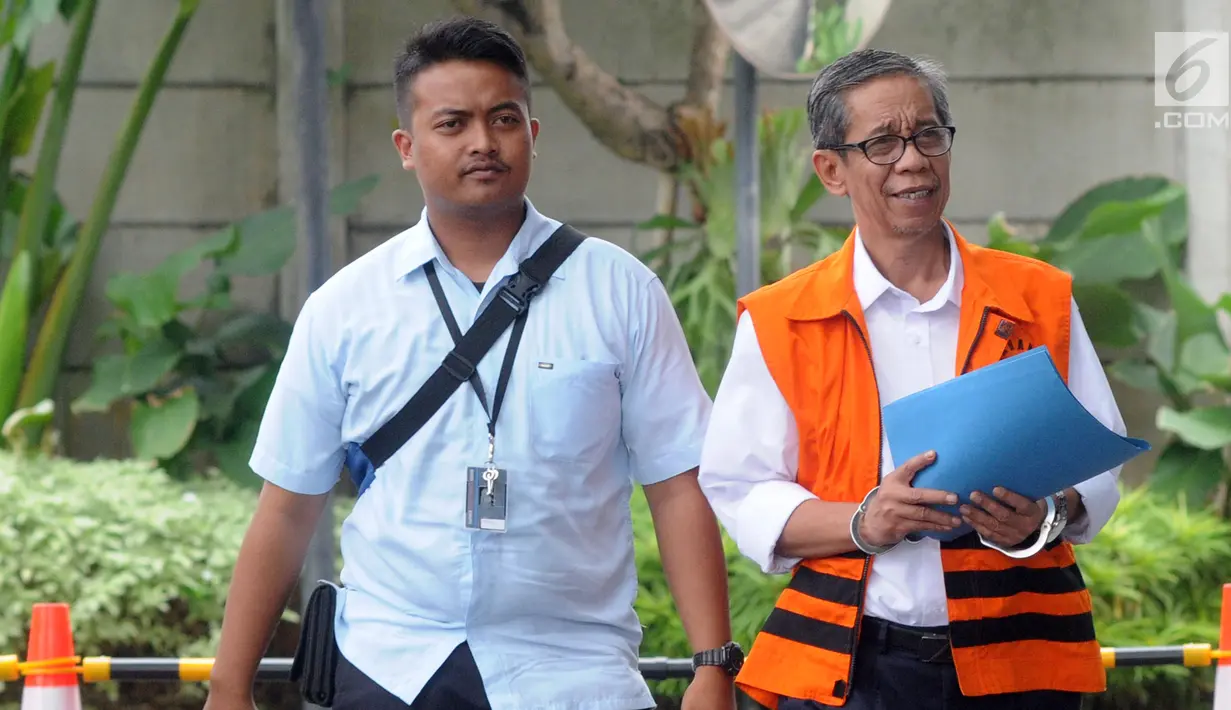 Kepala KPP Pratama Ambon La Masikamba (kanan) tiba di Gedung KPK, Jakarta, Selasa (15/1). La Masikamba menjalani pemeriksaan lanjutan terkait dugaan menerima suap upaya pengurangan pajak yang harus dibayar. (Merdeka.com/Dwi Narwoko)