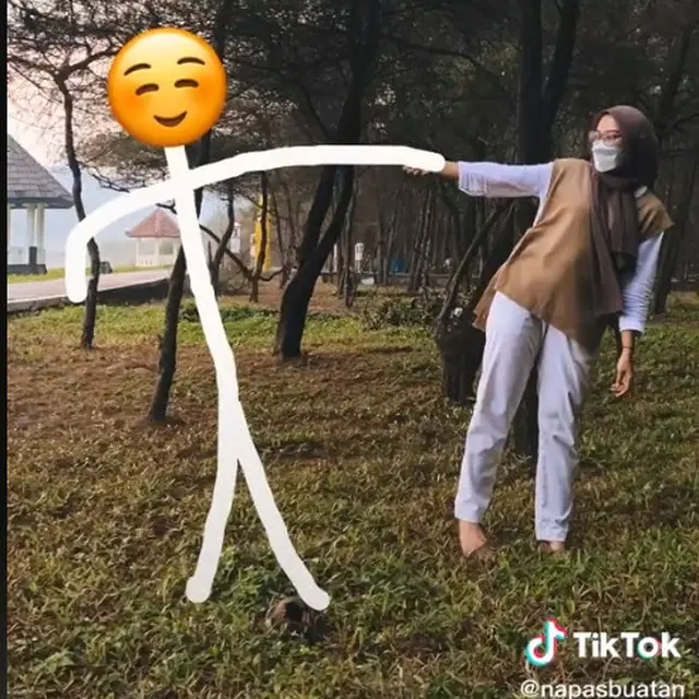 6 Editan Foto Wanita Bareng ‘Kekasih’ Emoji Ini Kreatif Sekaligus Kocak