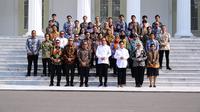 Presiden Jokowi dan Ibu Iriana tersenyum semringah saat berfoto bersama para pegawai Istana, mulai dari Kementerian Sekretariat Negara, Sekretariat Kabinet, Paspampres, hingga petugas kebersihan. (Liputan6.com/ Lizsa Egeham)
