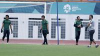 Kiper Timnas Indonesia saat mengikuti sesi latihan di Stadion Wibawa Mukti, Jawa Barat, Sabtu (3/11). Latihan ini merupakan persiapan jelang Piala AFF 2018. (Bola.com/M Iqbal Ichsan)