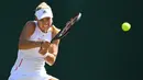 Petenis Jerman, Angelique Kerber mengembalikan bola ke arah petenis AS, Lauren Davis pada babak kedua Wimbledon di All England Lawn Tennis Club, Kamis (4/7/2019). Langkah juara bertahan Wimbledon, Angelique Kerber, terhenti setelah kalah dari petenis non-unggulan  2-6, 6-2, 6-1. (Ben STANSALL/AFP)