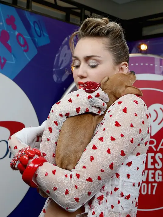 Miley membahas soal Liam yang ternyata menjadi sosok inspirasinya saat menuliskan lagu berjudul Malibu, salah satu lagu di album terbarunya. Ia menceritakan tak punya rasa cemburu pada Liam yang sedang syuting. (AFP/Gabe Ginsberg)