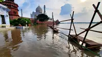 Banjir mengelilingi kompleks Taj Mahal, India. (dok. Pawan SHARMA / AFP)