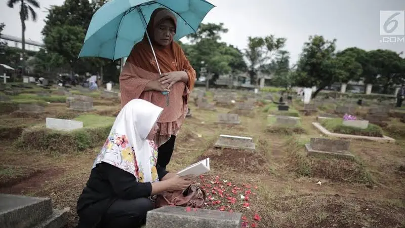 Ilustrasi Nyekar di makam keluarga (Istimewa)