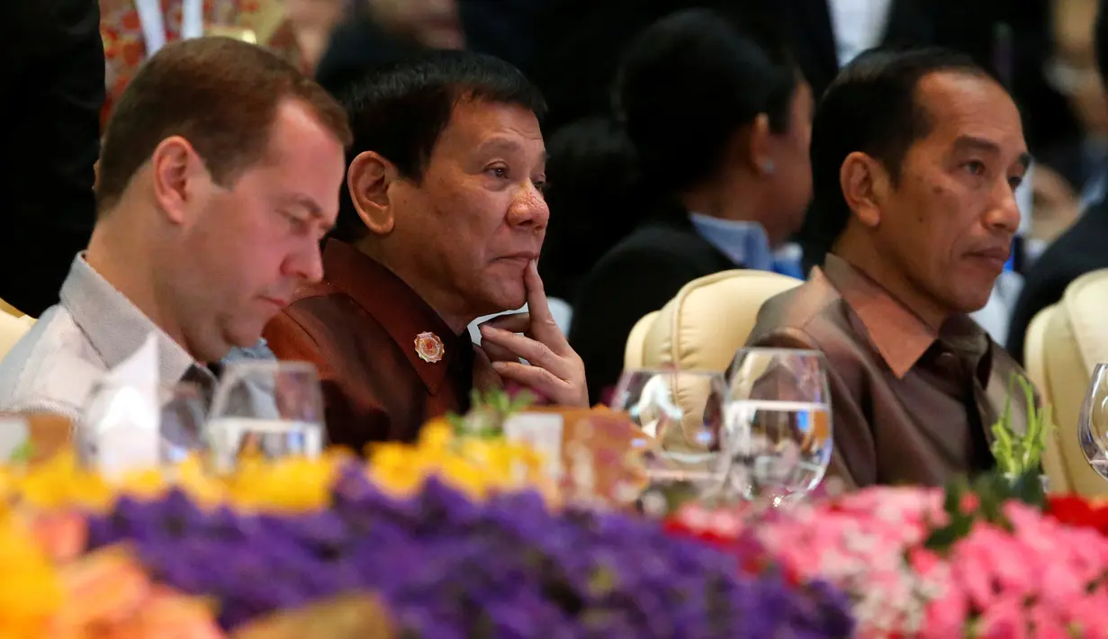 Presiden RI, Joko Widodo (kanan) duduk bersebelahan dengan Presiden Filipina, Rodrigo Duterte saat gala dinner KTT ASEAN di Vientiane, Laos, Rabu (7/9). (REUTERS / Jonathan Ernst)