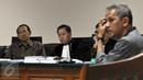 Suryadharma Ali (kiri) mendengarkan kesaksian Anggito Abimanyu di Pengadilan Tipikor, Jakarta, Senin (26/10/2015).  Anggito menyatakan PPP merupakan partai yang paling banyak mendapat jatah kuota haji. (Liputan6.com/Helmi Afandi)