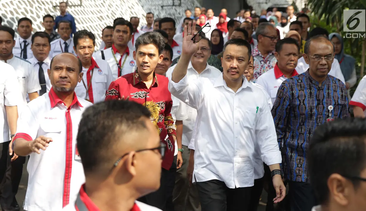 Menpora Imam Nahrawi menyapa stafnya usai rapat perpisahan terkait pengunduran dirinya dari jabatan Menteri Pemuda dan Olahraga di Gedung Kemenpora, Jakarta, Kamis (19/9/2019). Sebelumnya, KPK menetapkan Imam Nahrawi sebagai tersangka kasus suap dana hibah KONI. (Liputan6.com/Helmi Fithriansyah)