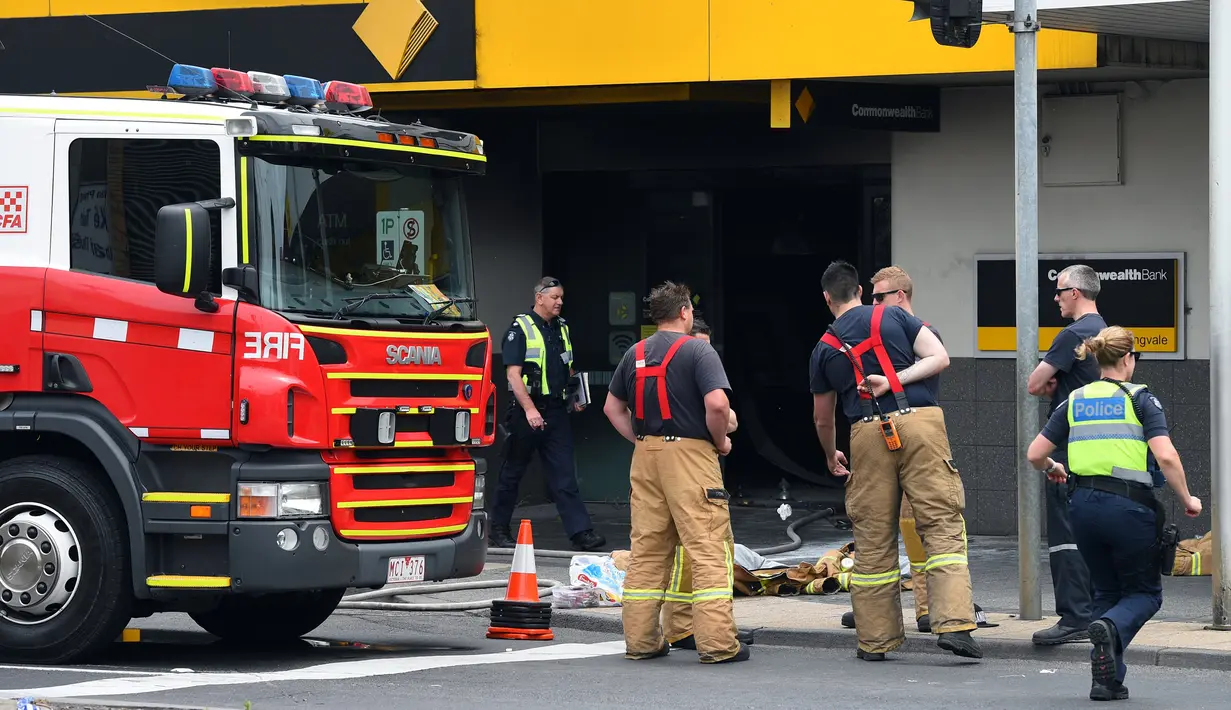 Petugas layanan darurat terlihat di lokasi kebakaran yang terjadi di kantor cabang Commonwealth Bank of Australia, di Melbourne , Jumat (18/11). Kejadian ini menyebabkan 27 orang terluka dan enam lainnya dinyatakan kritis. (AAP/Julian Smith/via REUTERS) 