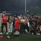 Aksi Raffi Ahmad saat melakukan tantangan tendangan penalti dalam rangkaian acara fun football bersama legenda Manchester United, Peter Schmeichel di Pancoran Soccer Field, Jakarta, Minggu (6/8/2023) malam WIB. (Bola.com/Ikhwan Yanuar)