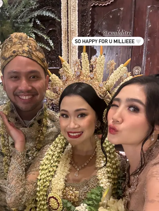 Istri Drajat Djumantara itu tampil cantik dengan makeup soft glam dan updo yang sisakan poni panjang [@febbyrastanty]