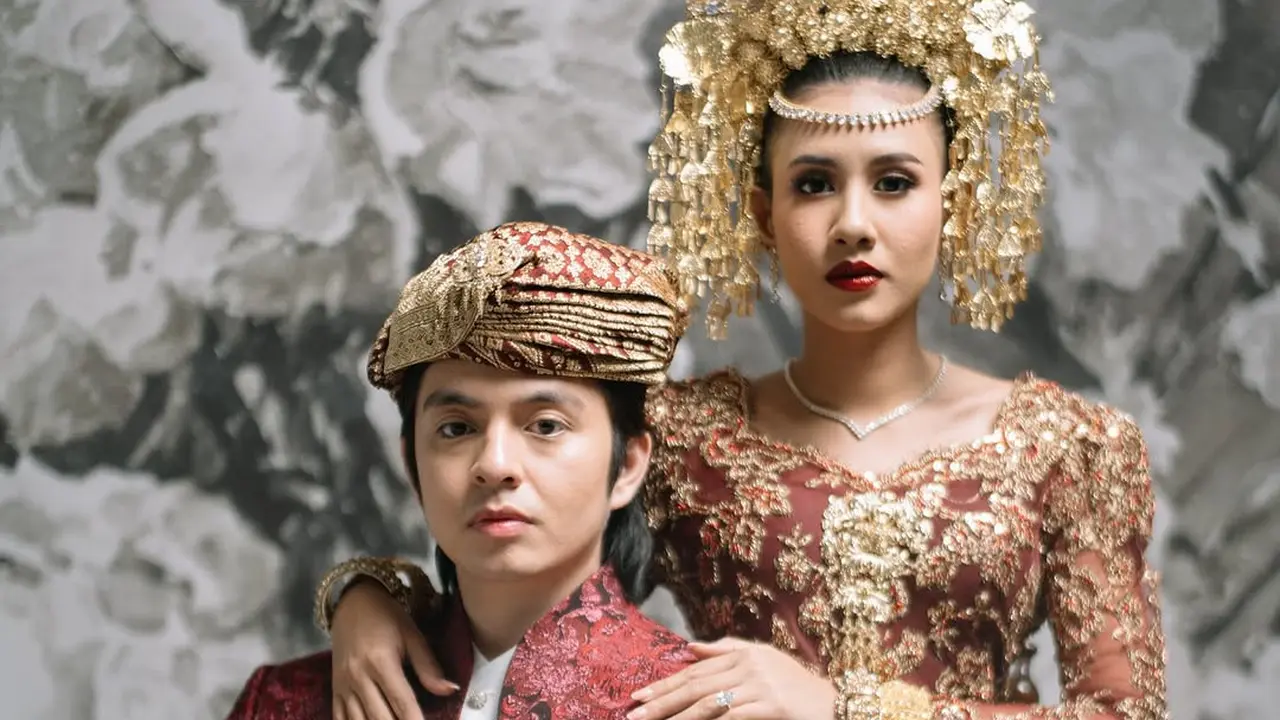 Potret Angga Yunanda & Shenina Cinnamon Jadi Pengantin Minang dalam Prewedding yang Baru Terungkap