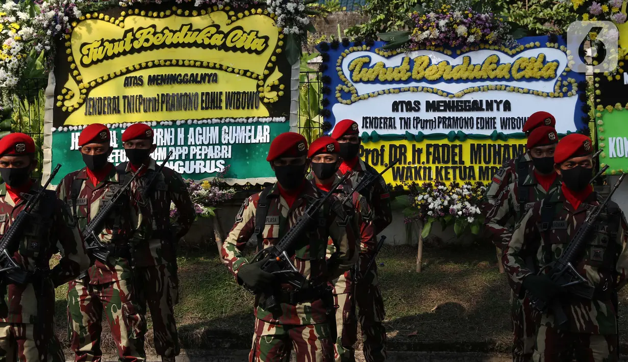 Prajurit TNI berjaga di depan karangan bunga tanda duka cita atas meninggalnya mantan KSAD Jenderal TNI (Purn) Pramono Edhie Wibowo di kawasan Puri Cikeas, Kab Bogor, Jabar, Minggu (14/6/2020). Pramono Edhie Wibowo wafat di usia 65 tahun akibat serangan jantung. (Liputan6.com/Helmi Fithriansyah)