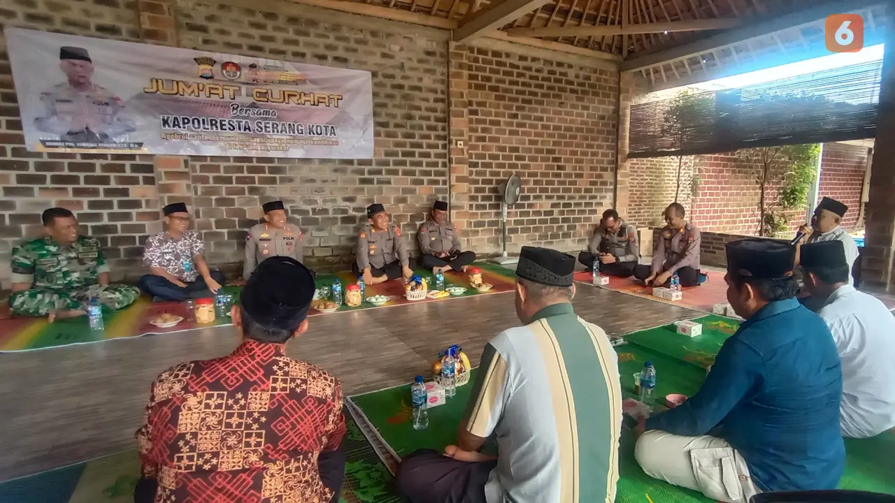 Kapolresta Serkot, Kombespol Nugroho Arianto, Mendapat Curhatan Dari Warga Dan Pedagang Di Situs Kesultanan Banten, Kota Serang. (Jumat, 20/01/2023). (Yandhi Deslatama/Liputan6.com).