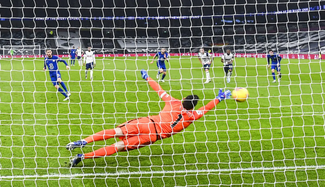 Pemain Chelsea Jorginho mencetak gol ke gawang Tottenham Hotspur lewat tendangan penalti pada pertandingan Liga Inggris di Stadion Tottenham Hotspur, London, Inggris, Kamis (4/2/2021). Chelsea menang 1-0. (Neil Hall/Pool via AP)