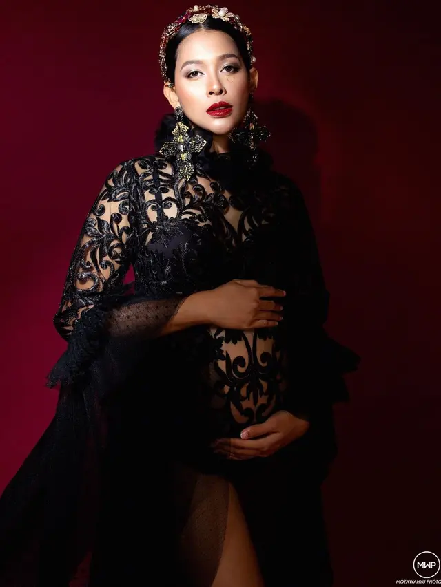 Potret Maternity Shoot Bunga Jelitha, Tampil Fierce. (Sumber: Instagram/mozawahyu)