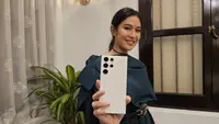 Aktris Dian Sastrowardoyo bersama Samsung Galaxy S23 Ultra warna Cream. Kini, Samsung Galaxy S23 series 5G sudah bisa dibeli di Indonesia. (Liputan6.com/ Agustin Setyo Wardani).