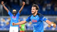 Pemain Napoli, Khvicha Kvaratskhelia merayakan gol pada laga lanjutan Liga Italia 2022/2023 melawan Monza di Diego-Maradona Stadium, 21 Augustus 2022. Kvaratskhelia menjadi salah satu mesin gol sekaligus mesin assist Il Partenopei. Pria berkebangsaan Georgoria tersebut sejauh ini telah mencetak 12 gol dan 12 assist dalam 24 pertandingan di liga. (AFP/Alberto Pizzoli)