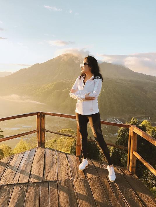 Untuk menikmati sunrise yang indah, ibu dari Abhirama Danendra Harsono ini nampak rela untuk bangun di pagi hari. Gaya pakaiannya yang selalu stylish pun jadi sorotan warganet. (Liputan6.com/IG/nindyparasadyharsono)
