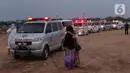 Antrean ambulance berisi jenazah yang akan dimakamkan dengan protokol COVID-19 di TPU Rorotan, Jakarta, Senin (5/7/2021). Berdasar data petugas, hingga Senin (5/7) pukul 18.00 WIB sudah 90 jenazah dimakamkan dengan protokol COVID-19 di TPU Rorotan. (Liputan6.com/Helmi Fithriansyah)
