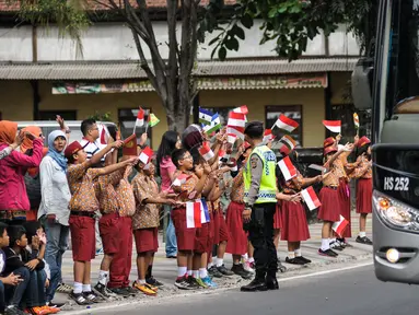 Ratusan pelajar dan warga menyabut kedatangan Para kepala Negara dan delegasi dari Asia dan Afrika mengikuti 'Historical Walk' dalam rangkaian Peringatan KAA ke-60, di Jalan Asia Afrika, Bandung, Jumat (24/4/2015). (Liputan6.com/Faizal Fanani)