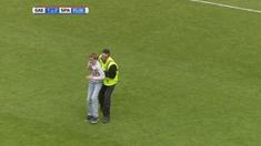 Dua anak muda menyusup ke lapangan pertandingan saat laga antara Go Ahead Eagles dan Sparta Rotterdam pada lanjutan Eredivisie.