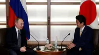 Presiden Rusia Vladimir Putin dan PM Jepang Shinzo Abe saat bertemu di Nagato, Yamaguchi, Jepang (15/12/2016) (Reuters)
