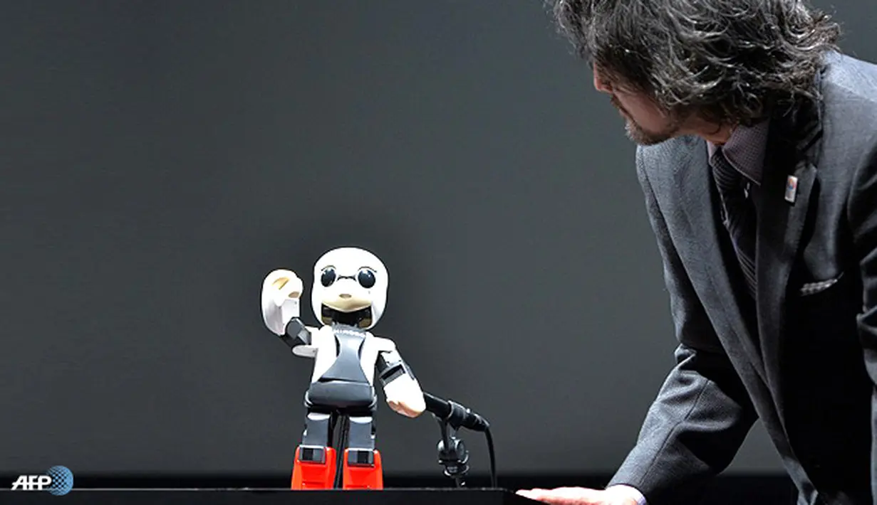 Insinyur Fuminori Kataoka berbicara dengan robot humanoid Kirobo di Tokyo. (AFP/Yoshikazu Tsuno/wwn)