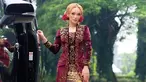 Tampil kebaya dengan model kutu baru, penampilan Zaskia Gotik satu ini berhasil curi perhatian netizen. Dirinya pun terlihat menata rambutnya dalam sebuah sangul kecil yang dihiasi oleh dua buah bunga mawar merah. (Liputan6.com/IG/@zaskia_gotix)