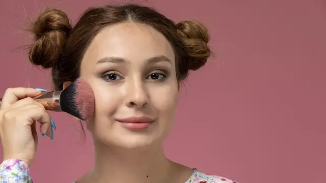 Untuk wajah bulat, teknik sculpted blush dapat membantu menciptakan kesan lebih panjang.