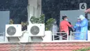 Tim paramedis dari Sudinkes Jakarta Selatan melakukan pemeriksaan kesehatan berkala kepada pasien Covid-19 yang berstatus sebagai OTG di Graha Wisata Ragunan, Senin (14/12/2020). Sebanyak 13 pasien OTG Covid-19 saat ini menjalani isolasi mandiri di Graha Wisata Ragunan. (merdeka.com/Arie Basuki)