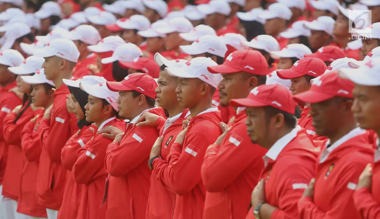 Sejumlah atlet dan official mengikuti acara pelapasan Kontingen Indonesia ke Asian Games 2018 Jakarta dan Palembang di Halaman Tengah Istana Merdeka, Jakarta, Rabu (8/8).  (Liputan6.Com/HO/Ricardo Edo)