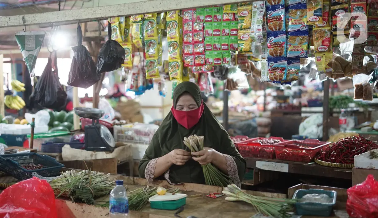 Pedagang mengenakan masker saat beraktivitas di Pasar Minggu yang kembali buka setelah penutupan selama tiga hari, Jakarta, Selasa (23/6/2020). Sebelumnya, Pasar Minggu ditutup sementara setelah tiga pedagang dinyatakan positif COVID-19. (Liputan6.com/Immanuel Antonius)