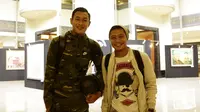 Pemain Indonesia, Evan Dimas dan Hansamu Yama, foto bersama sebelum meninggalkan penginapan di Hotel Sultan, Jakarta, Senin (25/11). Indonesia gagal lolos fase grup Piala AFF. (Bola.com/M Iqbal Ichsan)