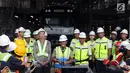 Gubernur DKI Jakarta Anies Baswedan memberi sambutan saat meninjau kereta MRT di Depo Lebak Bulus, Jakarta, Kamis (12/4). Anies menjelaskan depo yang akan jadi pusat operasi MRT ini berdiri di lahan eks Stadion Lebak Bulus. (Liputan6.com/Arya Manggala)