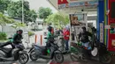 Menurut Airlangga, pasokan minyak global berpotensi terganggu akibat penutupan Selat Hormuz, ditambah eskalasi ketegangan di Laut Merah. Tampak dalam foto, orang-orang mengantre untuk mengisi bahan bakar sepeda motor mereka di sebuah Stasiun Pengisian Bahan Bakar Umum (SPBU) di Jakarta, Selasa 3 Maret 2026. (AP Photo/Achmad Ibrahim)